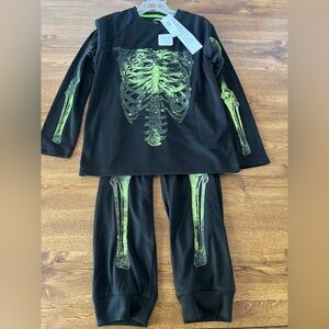 NWT Old Navy kids glow in the dark skeleton pajamas size Medium